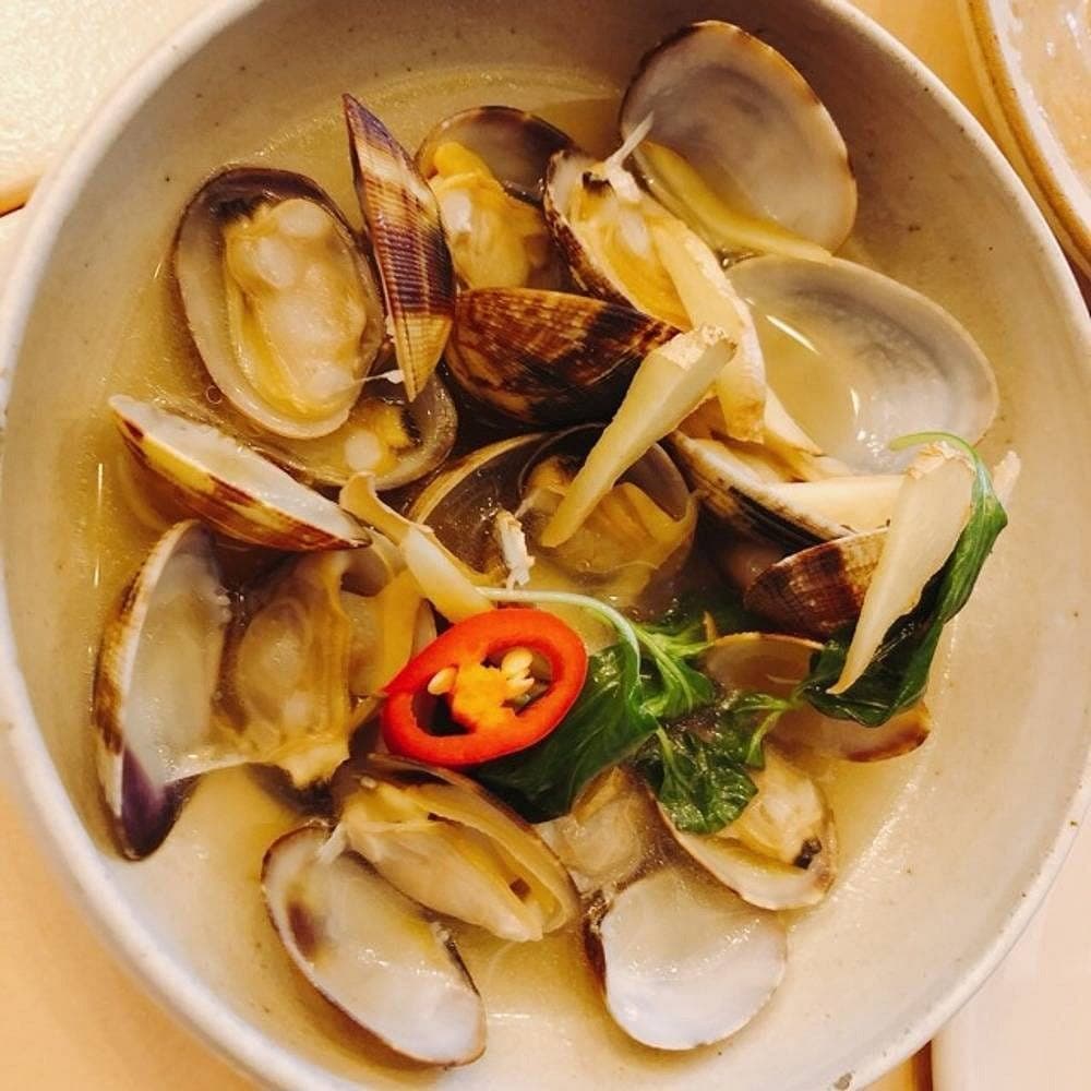 Before — Clams in broth before and after PlateRefresh relight